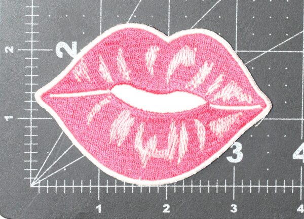 KISSING LIPS PATCH